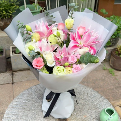 赣州9朵玫瑰混搭百合,爱恋纯真无邪