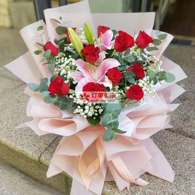 赣州11朵红玫瑰百合，全世界里只有一个你
